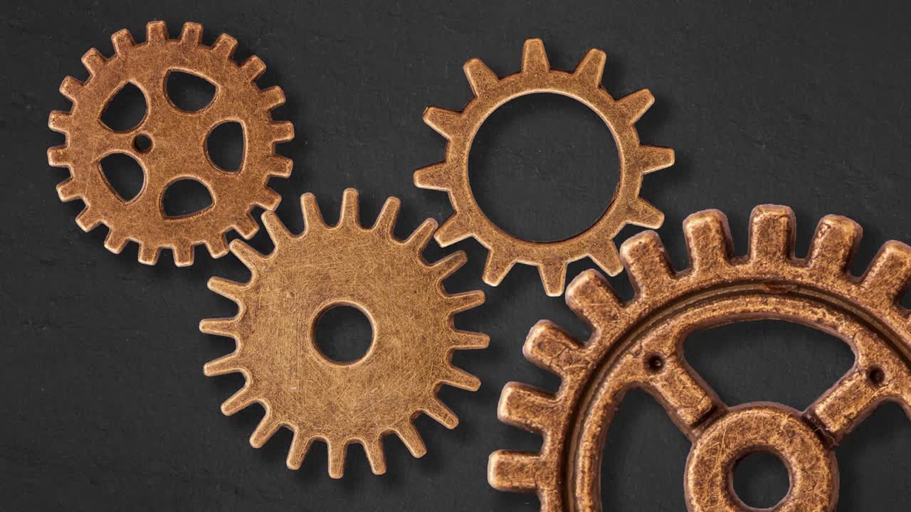 viejas ruedas de engranajes trabajando en armonía y cooperación