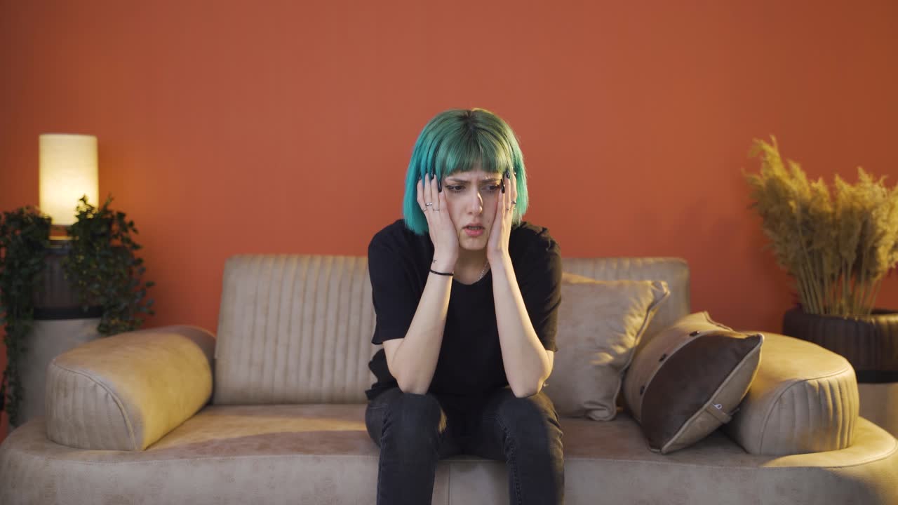 mujer joven desesperada con las manos sobre la cabeza. deprimida.