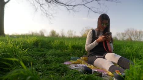 una mujer relajándose en un parque.