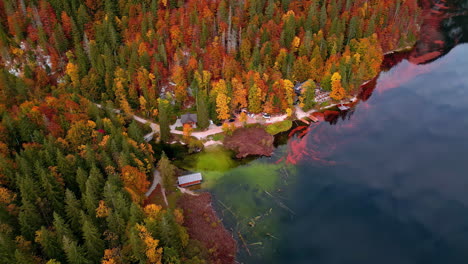 Vista-Aérea-De-Villas-A-Orillas-Del-Lago-Otoñal-En-El-Lago-Toplitz,-Austria