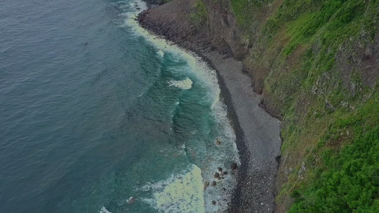 panorámica aérea hasta la cascada de oceanside desde las montañas, madeira portugal