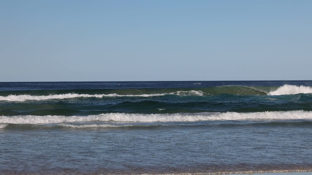 해변 에 부히는 바다 물결 의 순차적 인 모습