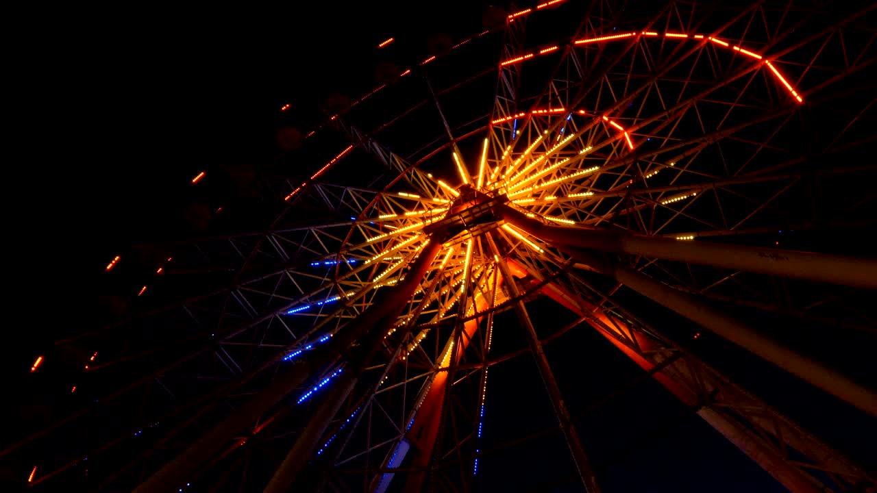 luces de la rueda gigante por la noche