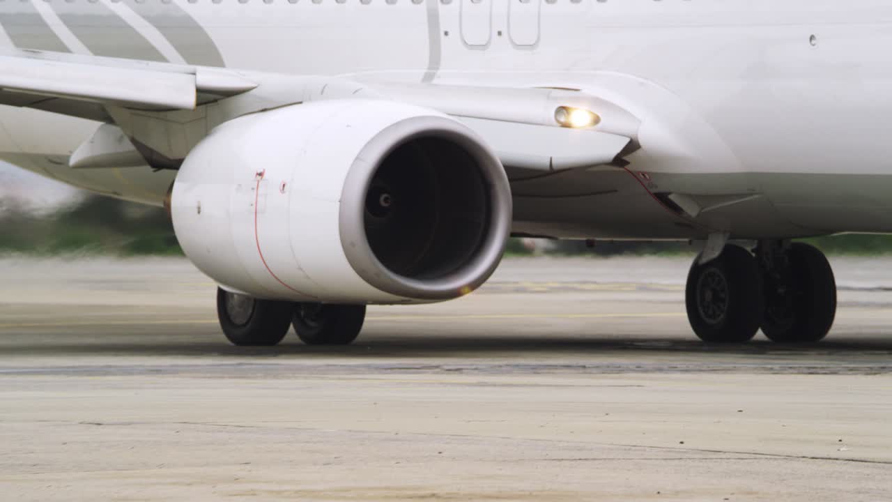 el motor a reacción del avión y los engranajes de aterrizaje se mueven hacia adelante.