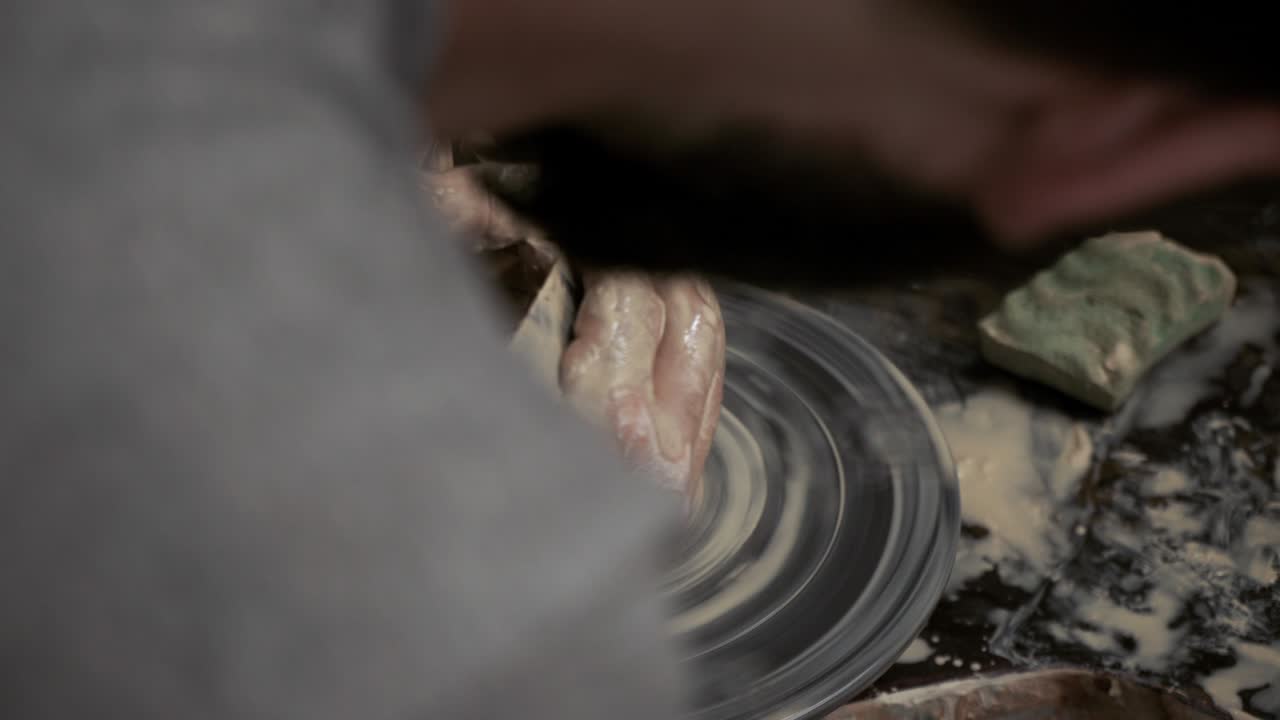 도자기는 진으로 잔을 만든다. 도자기는 도자기 바에 잔을 만들었다.