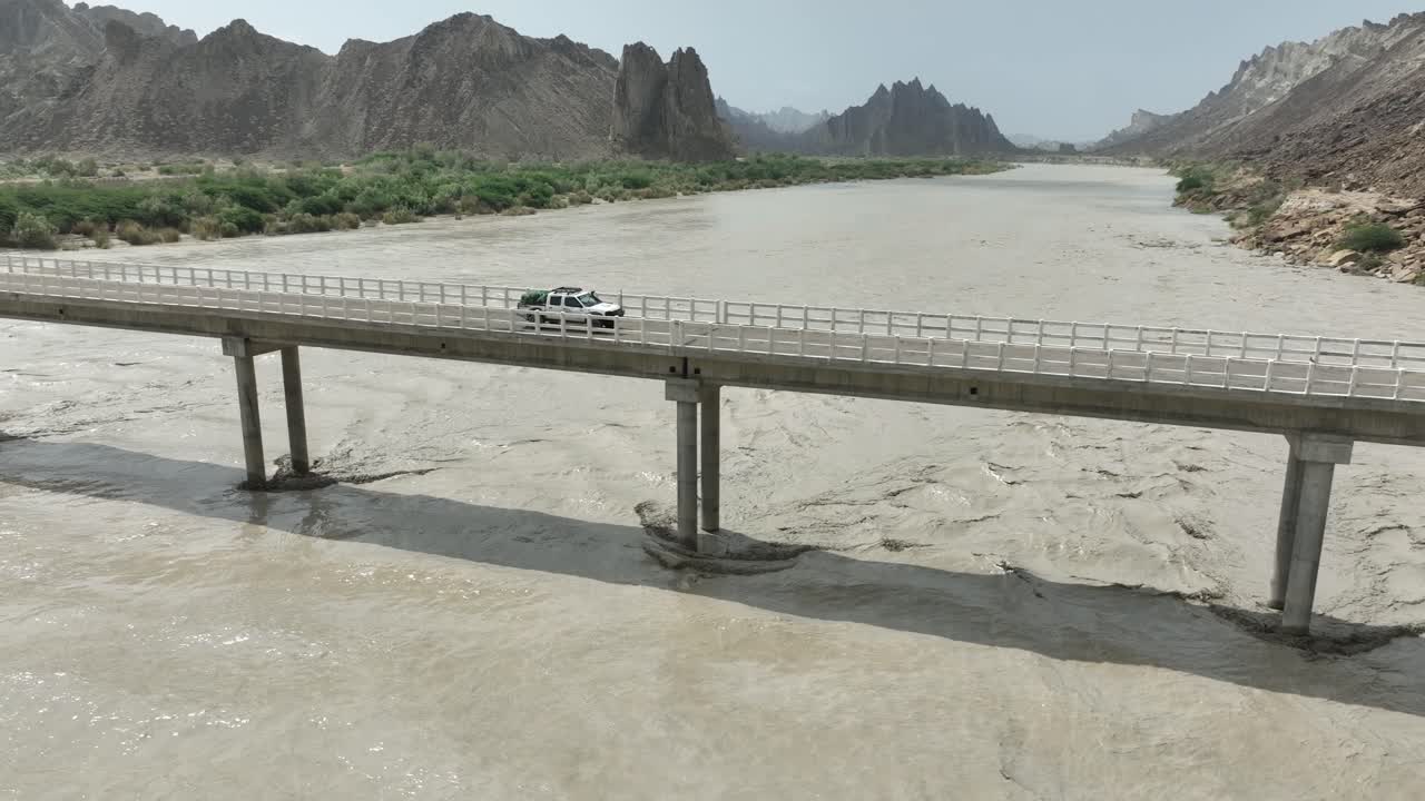 힌골 강 다리 에서 운전 하는 트럭 의 공중 사진