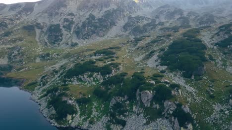 large drone aérien tournant lentement le cadrage droit sur une chaîne de montagnes