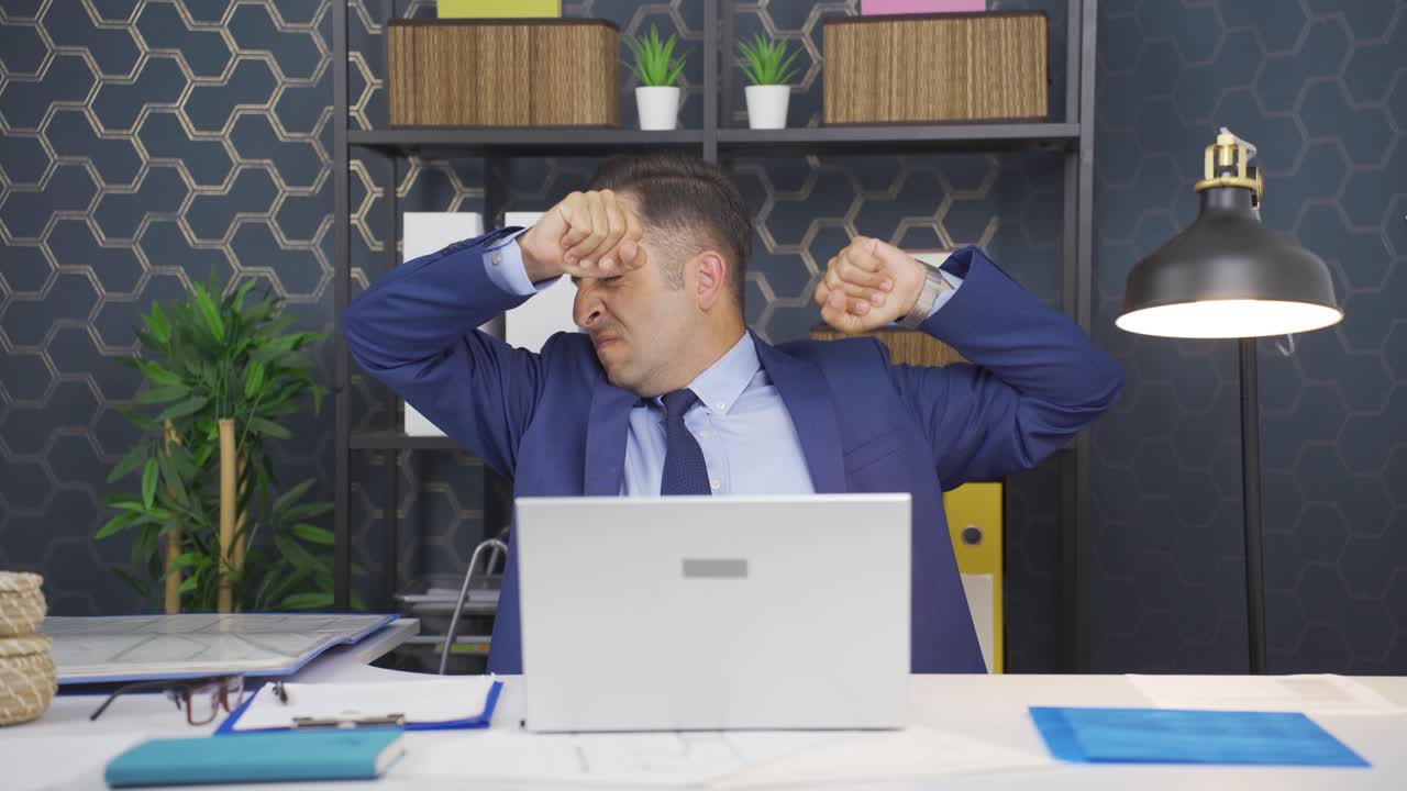 потящийся бизнесмен несчастный и грустный.