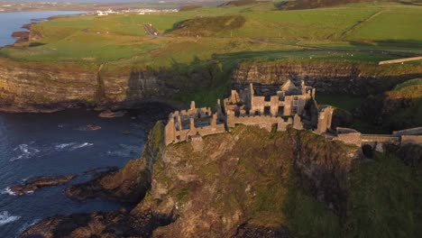 Vista-Aérea-Del-Castillo-De-Dunluce-En-Una-Tarde-Soleada,-Condado-De-Antrim,-Irlanda-Del-Norte