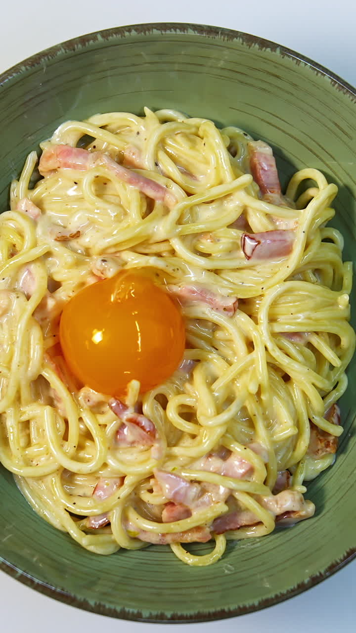 Spaghetti Carbonara with Egg Yolk