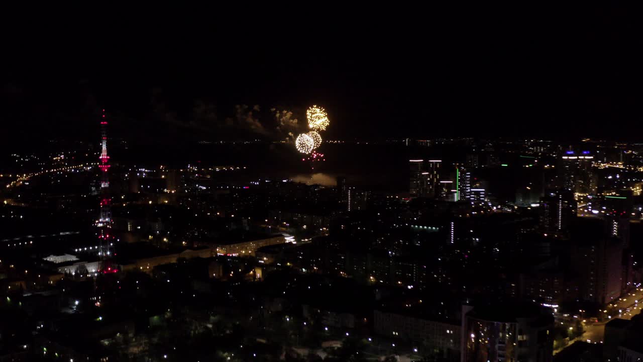 fuegos artificiales sobre una ciudad por la noche