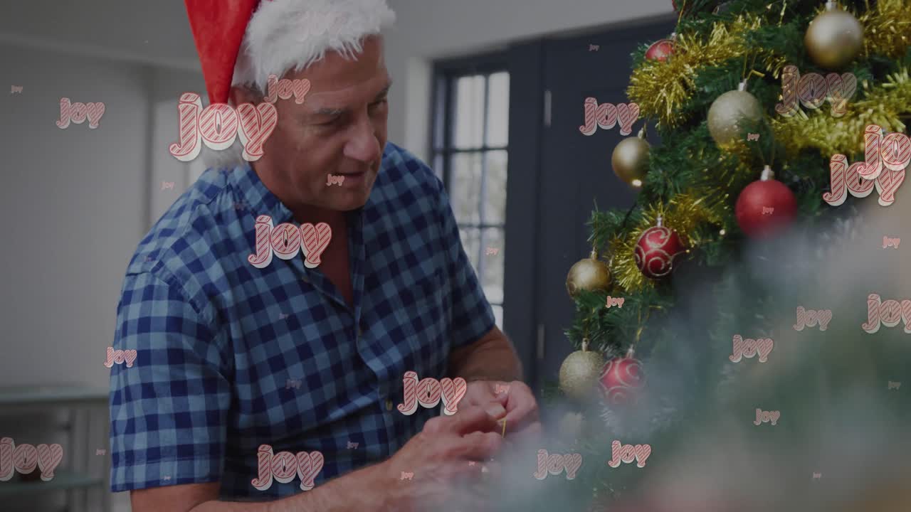 animación de texto de alegría sobre una pareja caucásica mayor con sombrero de santa.