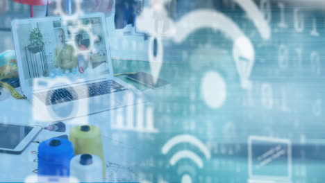 iconos digitales sobre el hombre en la pantalla del portátil durante la videollamada.