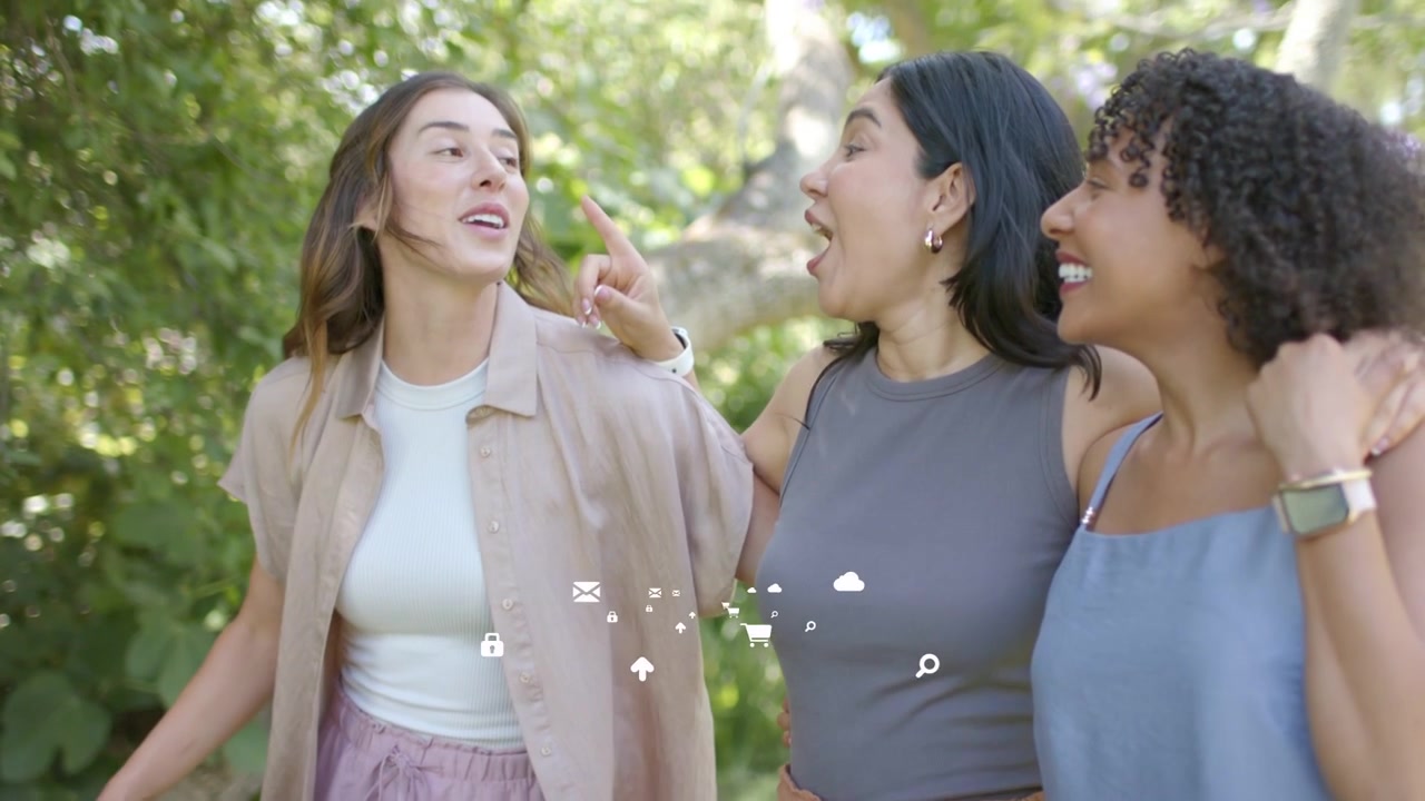 Tre donne che camminano giocosamente nel parco, la telecamera si alza rivelando i volti, icone tecnologiche che fluttuano.