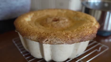 löcher in den boden eines kentucky-butterkuchens stechen, damit die glasur darin eindringt - pound cake series