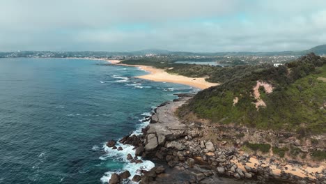 desvelada la bahía de la cuchara: una amplia escena diurna desde arriba, la elegancia costera de australia en exhibición