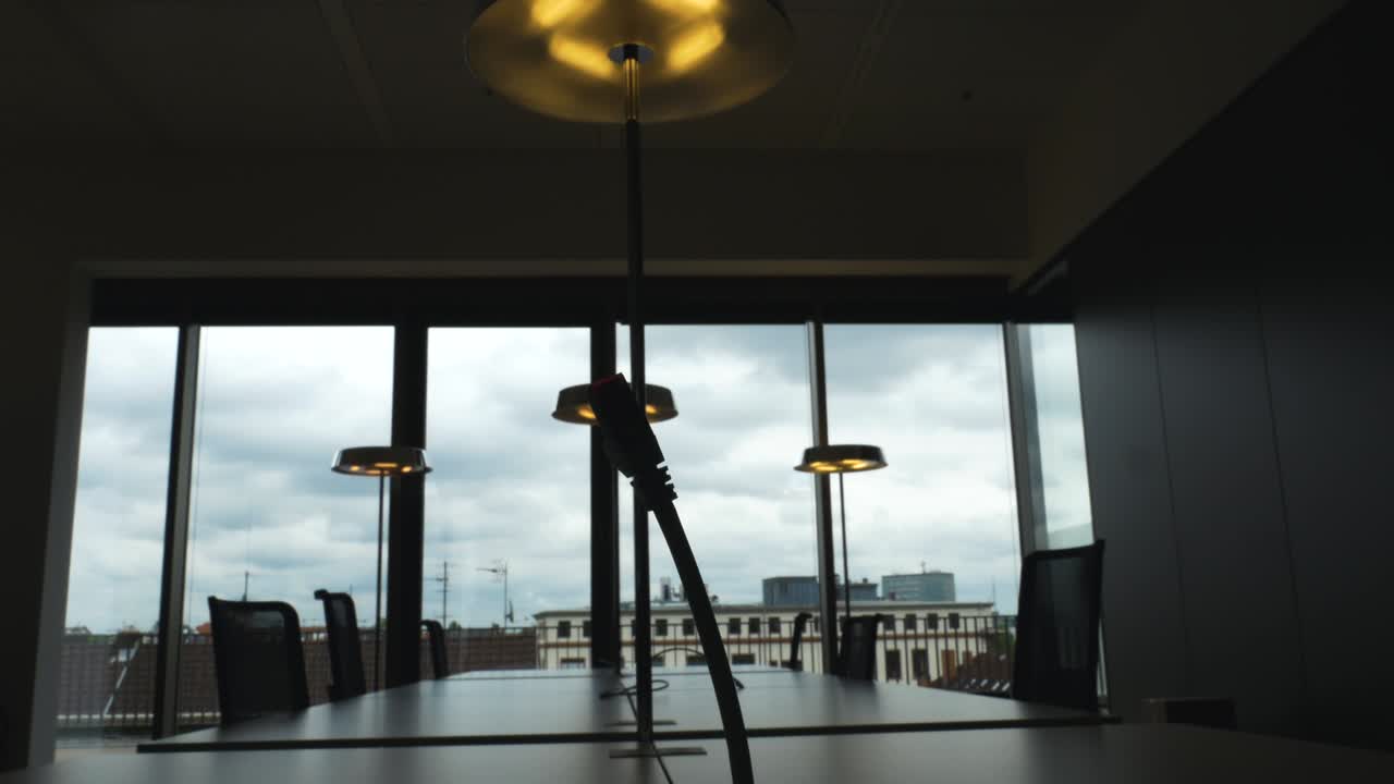 silueta del escritorio de conferencias y del cable ethernet