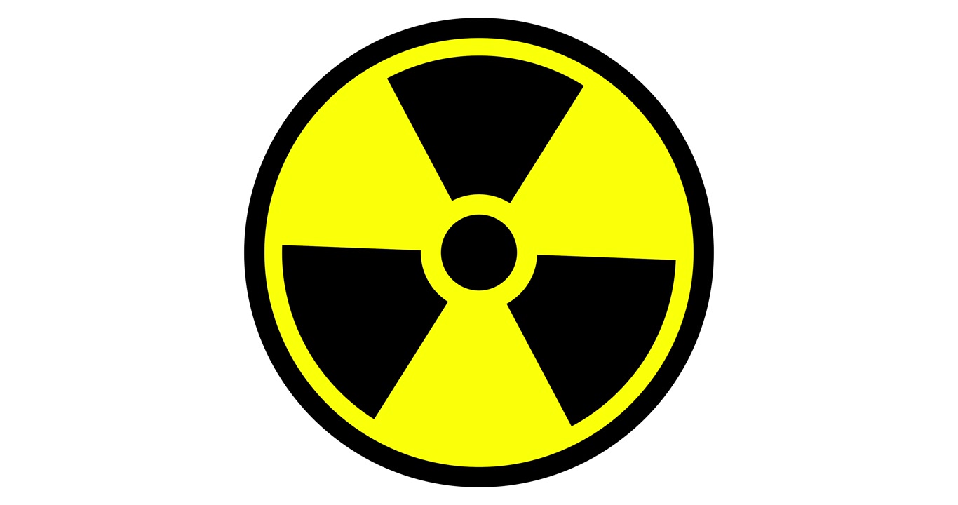 Animación 3D de un símbolo de advertencia de radiación giratorio con un trébol negro sobre fondo amarillo, ilustrando peligro radiactivo, seguridad nuclear, conciencia del riesgo y señalización de advertencia industrial