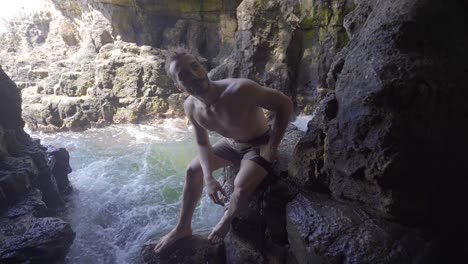 joven en la playa tropical.