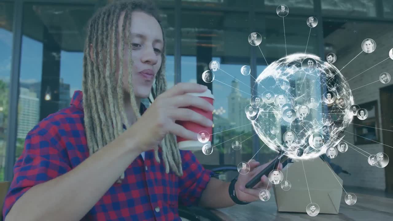 animación del globo y red de conexiones con iconos sobre el hombre usando teléfono inteligente.
