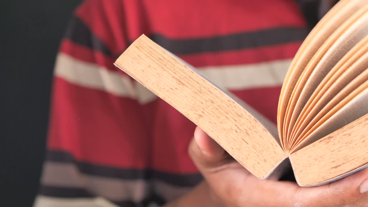 열린 책을 읽는 사람