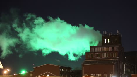 humo verde de la chimenea de la noche paisaje urbano industrial con emisiones de carbono de la fábrica