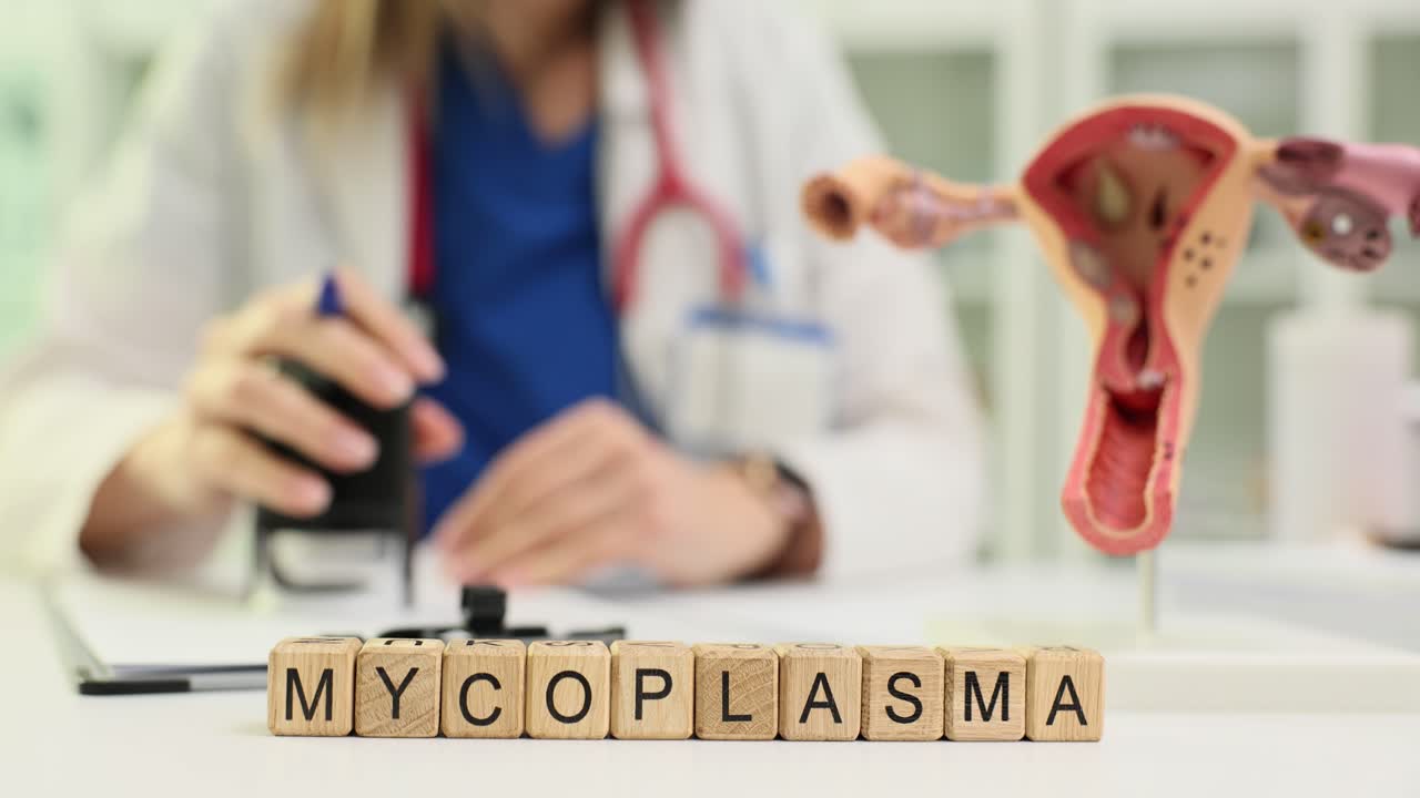 Träklossar stavar mycoplasma medan kliniker stämplar en blankett vid bordet