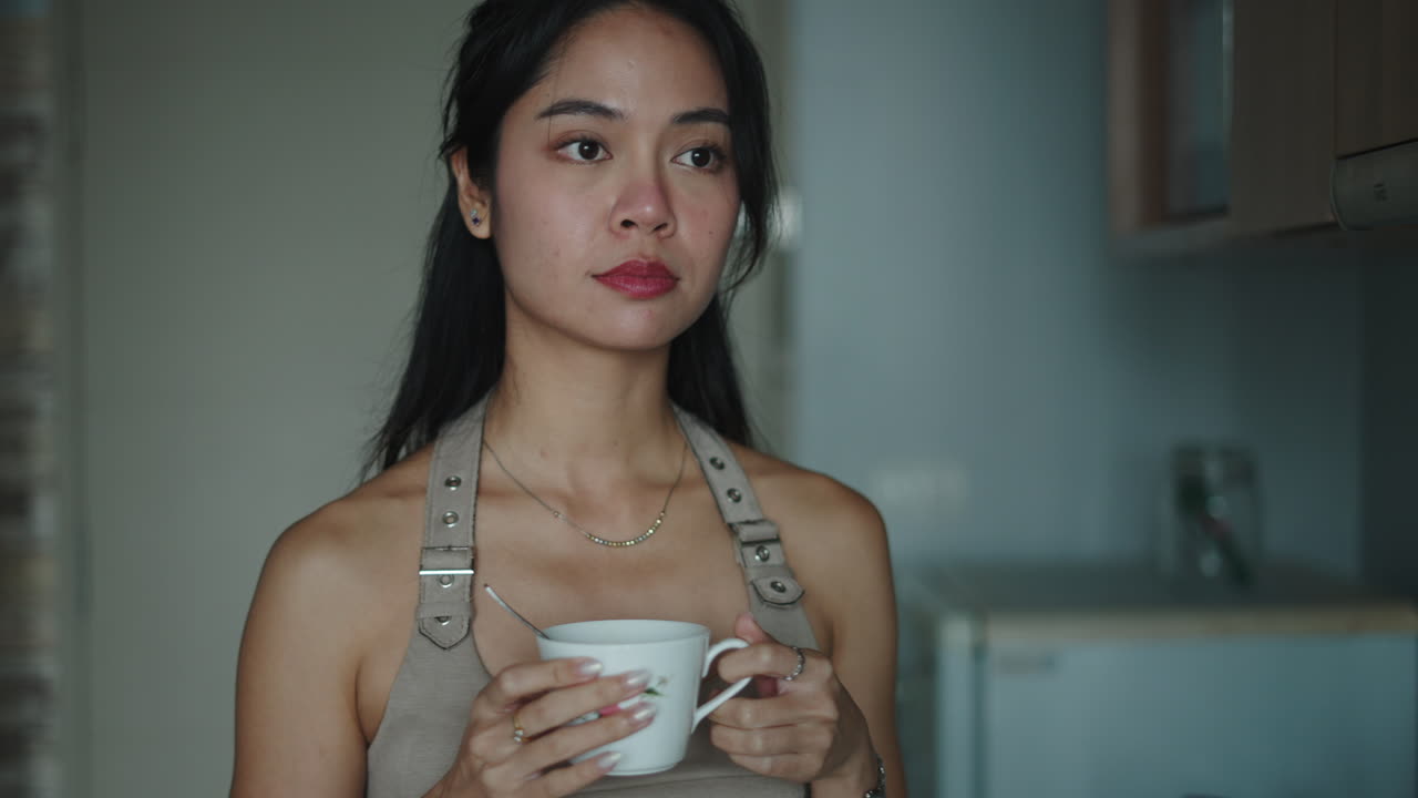 Una giovane donna asiatica in interni