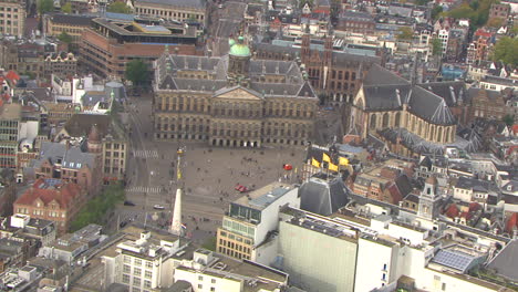 Aerial-establishing-shot-of-the-royal-palace-in-downtown-Amsterdam-in-Dam-square