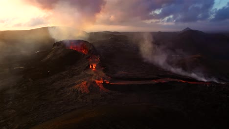 un dron 4k, captura cinematográfica aérea de la abertura de la boca de un volcán y la lava que fluye hacia abajo con el espectacular cielo nublado en el fondo