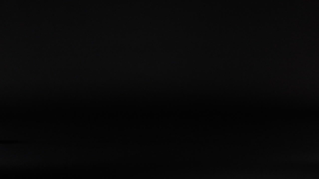 мячи для гольфа движутся по темному фону