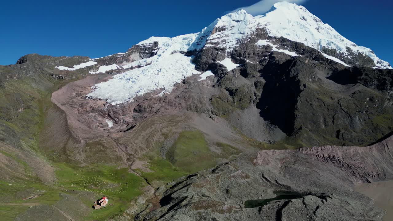 Trekking lodge nestled beneath Ausangate’s snowy summit. Llamas roam freely around the remote highland stay. A rare blend of comfort and raw mountain beauty