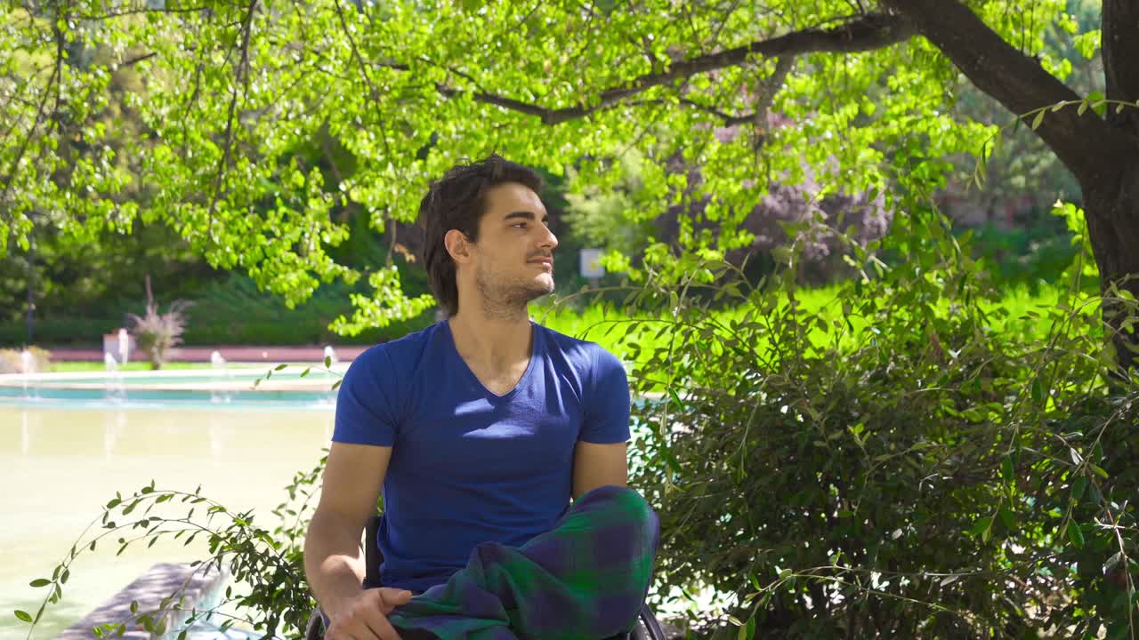 ⁇ 체어에 앉은 장애인 청소년.