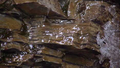 Wasser-Tropft-An-Den-Wänden-Der-Schlucht-Herunter