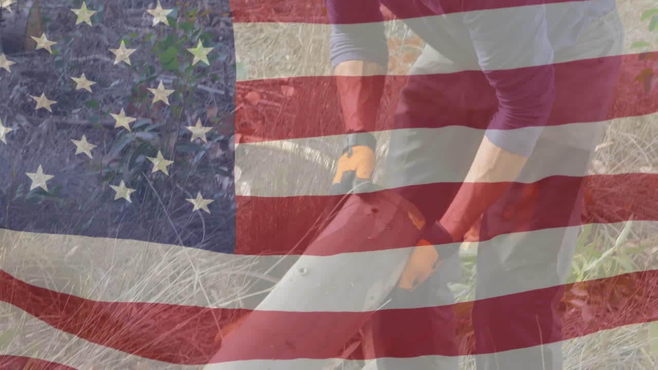 animación de la bandera de américa sobre un hombre caucásico con engranajes de seguridad recogiendo troncos de madera