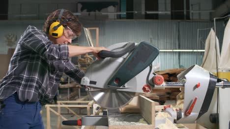 woman using circular saw