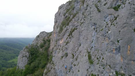 imágenes de drones distantes de un hombre escalando en las montañas de los pirineos en tarascon sur ariège