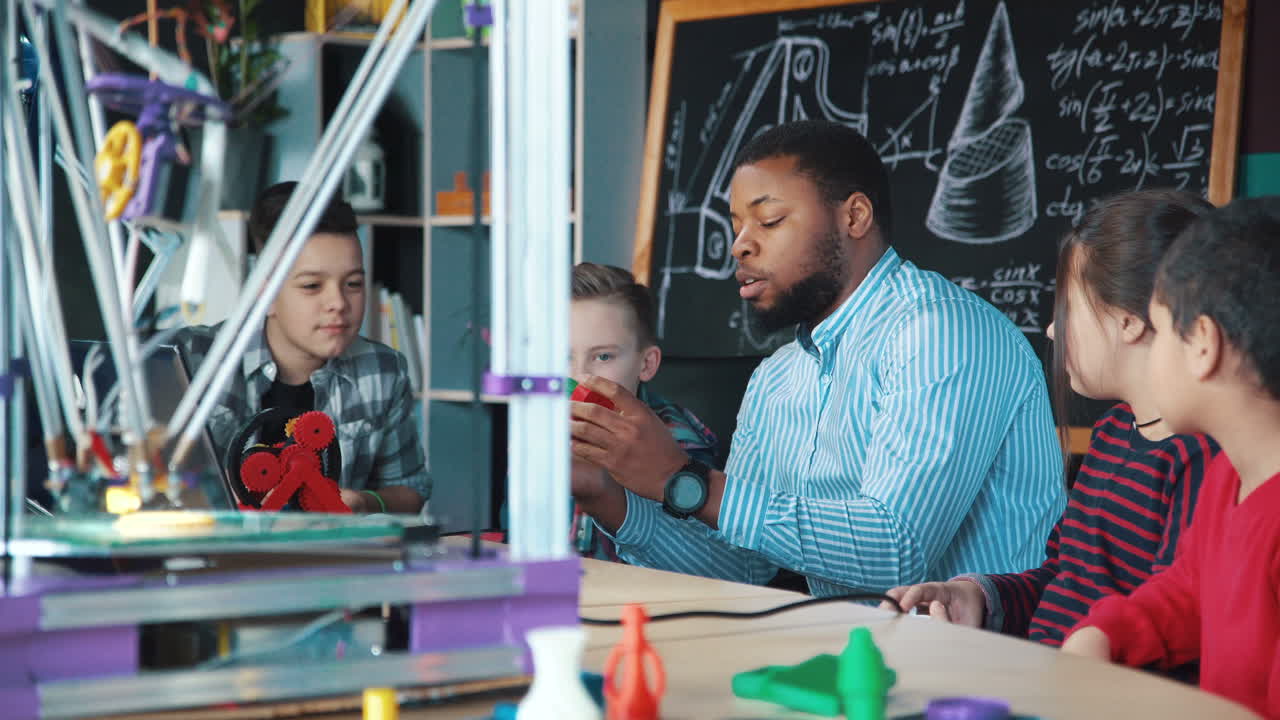 Students learning 3D printing in classroom