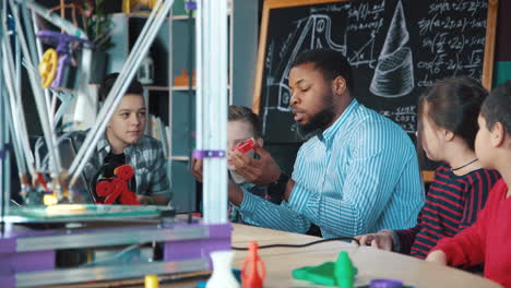 students learning 3d printing in classroom