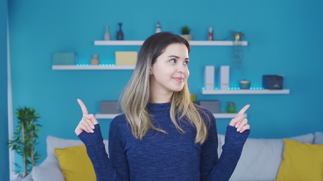 mujer joven señalando con la mano hacia arriba o hacia el lado.