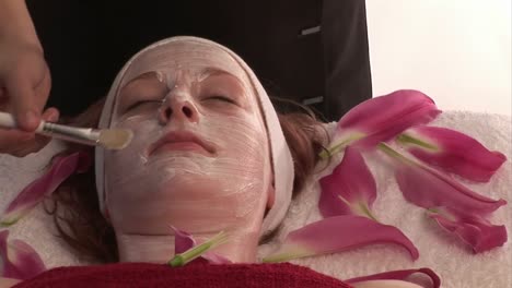 una mujer recibiendo un masaje facial