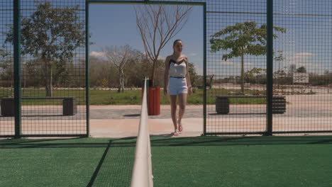 Schöne-Junge-Frau-Betritt-Den-Paddle-Tennisplatz-In-Zeitlupe