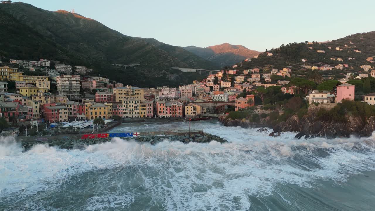 Enorme onda marina che si infrange sul molo di pietra del porto con schizzi, Genova