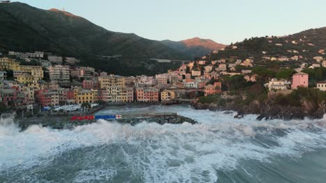 enorme ola del mar chocando en el muelle del puerto de piedra con salpicaduras, ciudad de génova