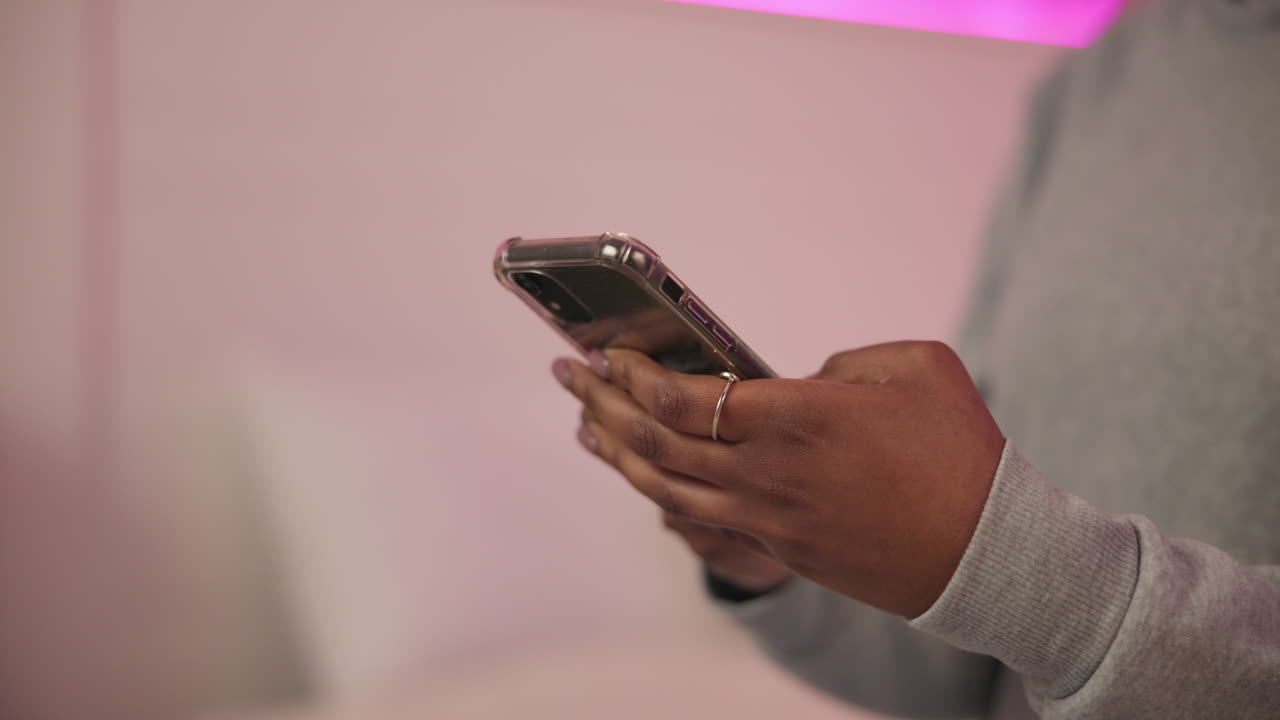 mujer usando el teléfono