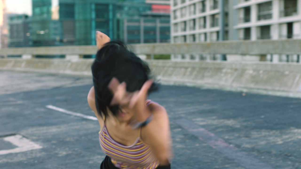 무술을 연습하는  ⁇ 지 프리스타일 댄서