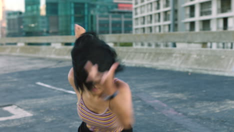 bailarina de estilo libre practicando la coreografía