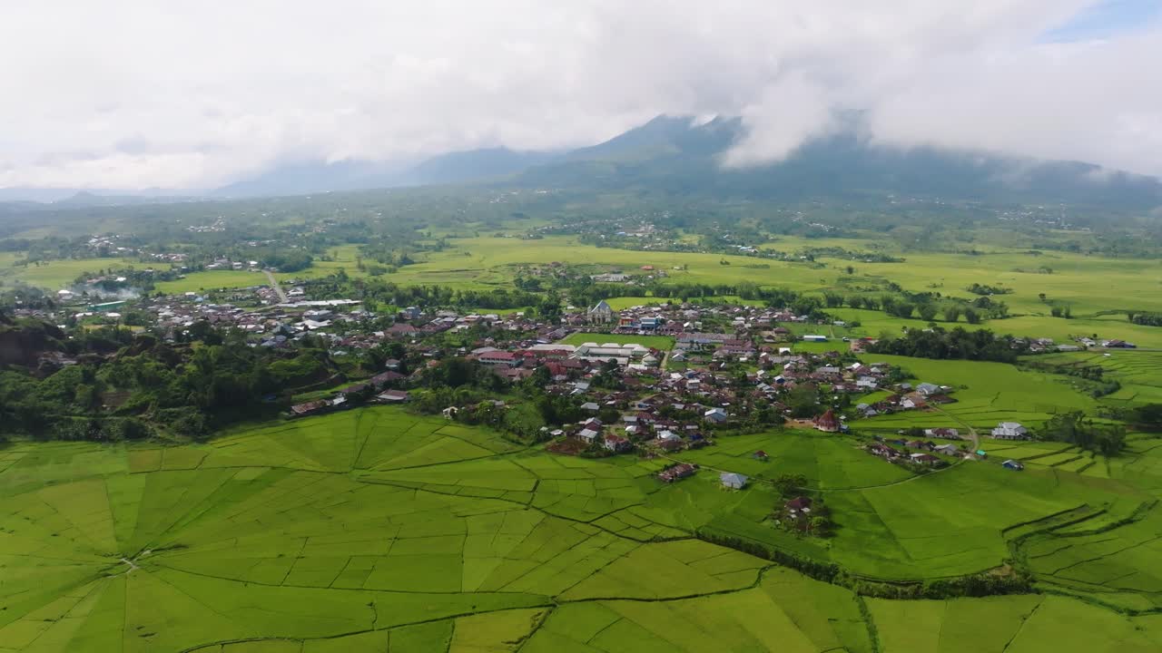 una vista aérea de los campos de arroz de la telaraña y una aldea en un paisaje verde