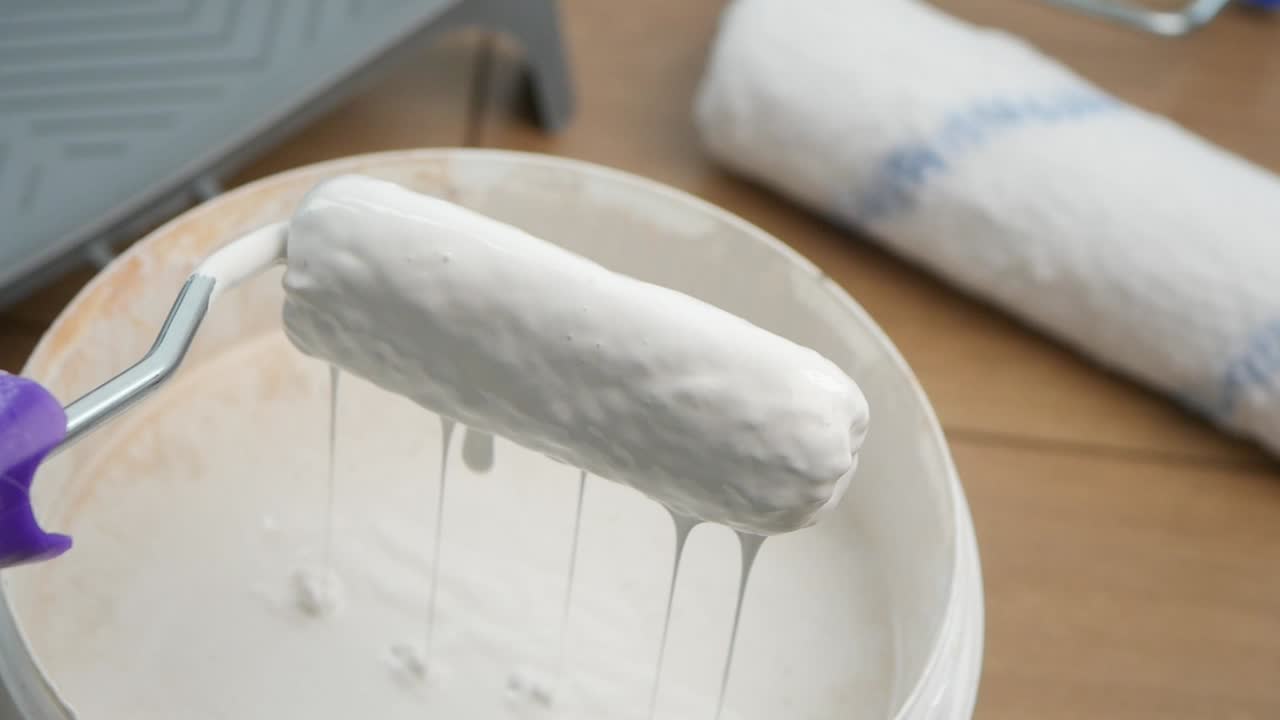 pintura con un rodillo de pintura