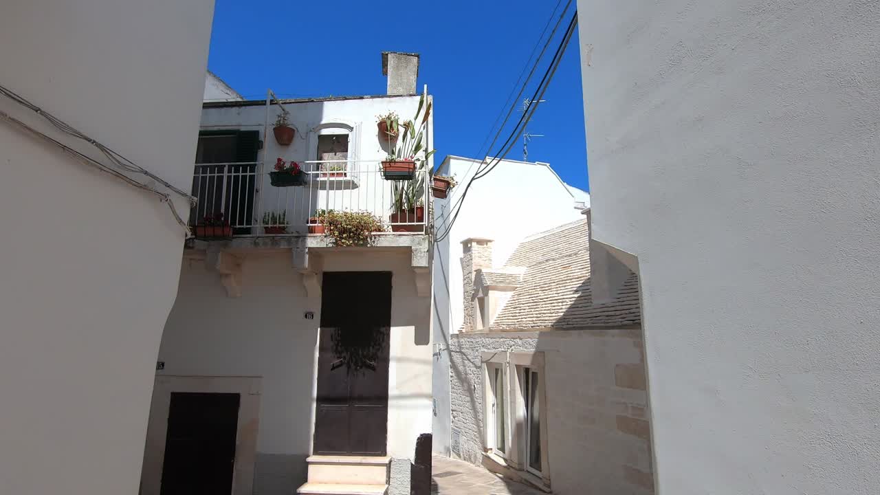 caminando por las calles de martina, francia, italia, en un día soleado.